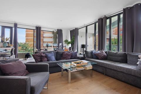 3 bedroom apartment to rent, Leathermarket Street, London