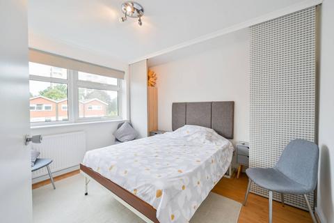 70 The Knoll, London, W13 8HY