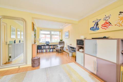 70 The Knoll, London, W13 8HY
