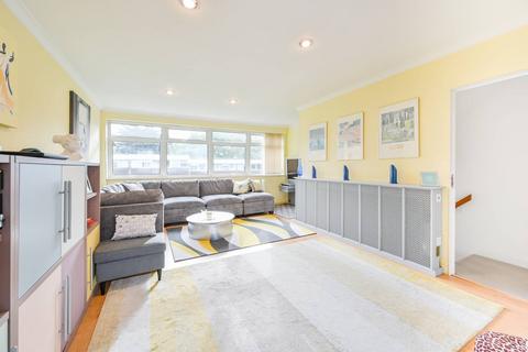 70 The Knoll, London, W13 8HY