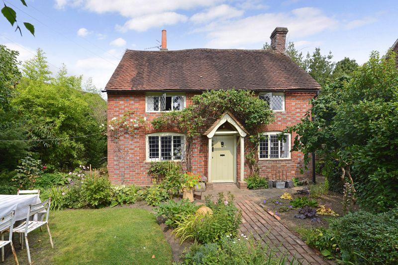 Mead Road, Cranleigh 3 bed detached house for sale £750,000