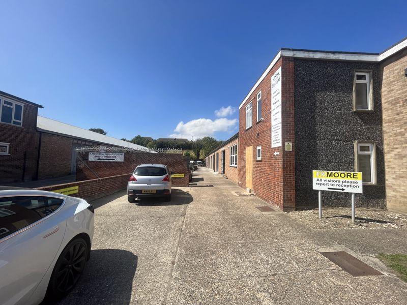 SMALL LIGHT INDUSTRIAL UNIT TO RENT Industrial unit to rent £750