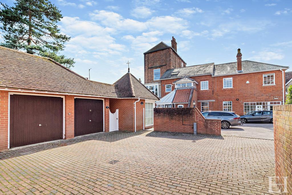 Woodbridge 3 bed townhouse for sale £600,000