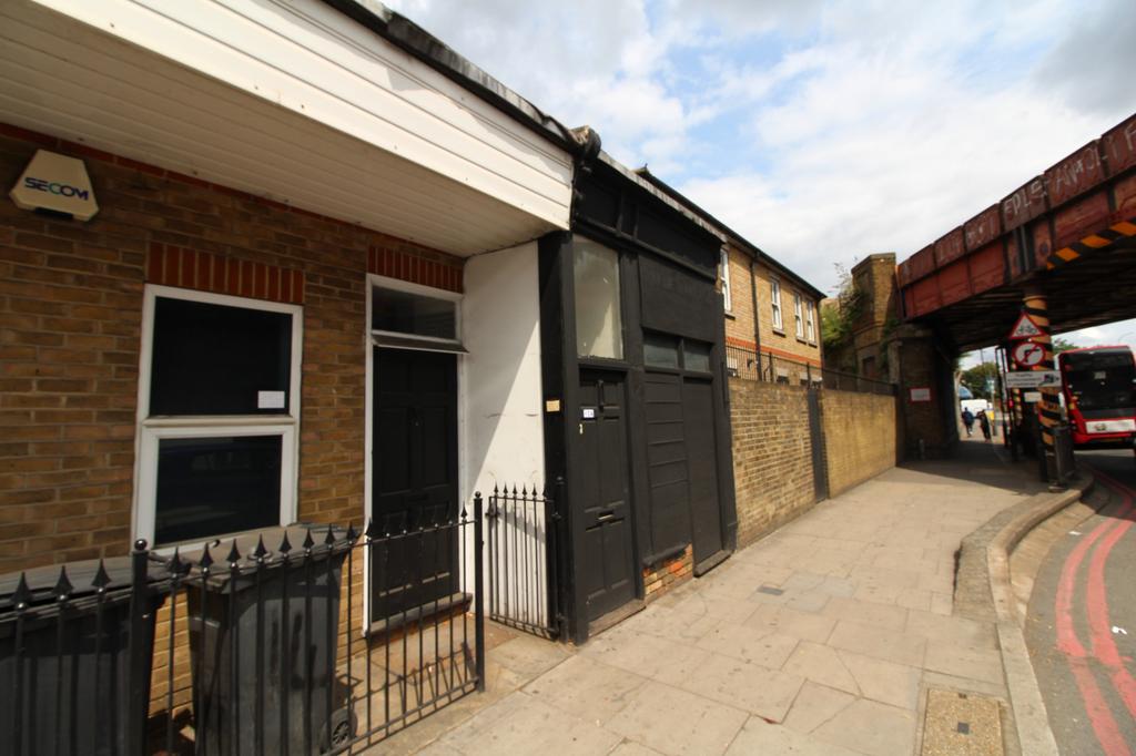 Catford Hill, Catford, SE6 2 bed £1,400 pcm (£323 pw)
