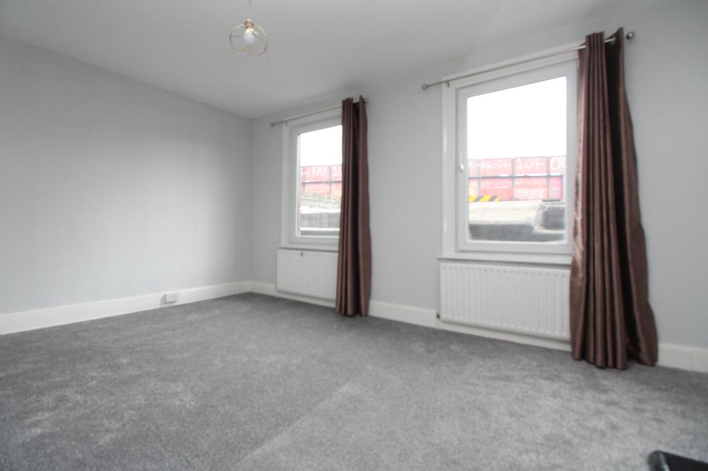 Catford Hill, Catford, SE6 2 bed £1,400 pcm (£323 pw)
