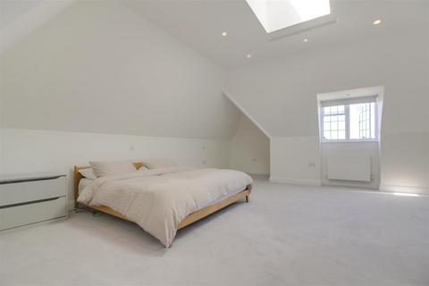 79 Southway, London, NW11 6SB