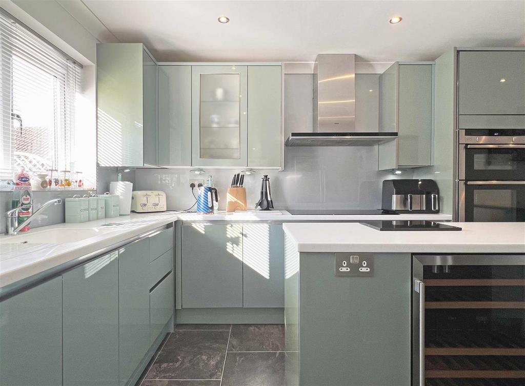 Kitchen b.jpg