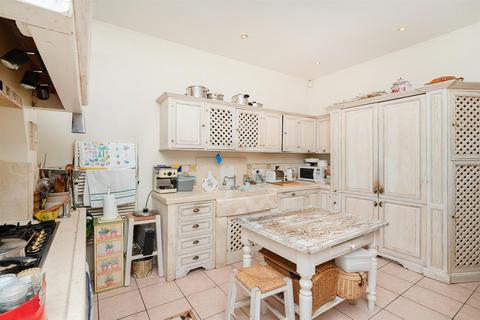 120 Argyle Road, London, W13 8EL