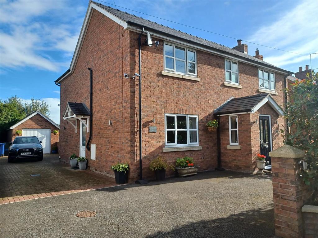 Redbrook Maelor, Nr Whitchurch 4 bed detached house for sale - £435,000