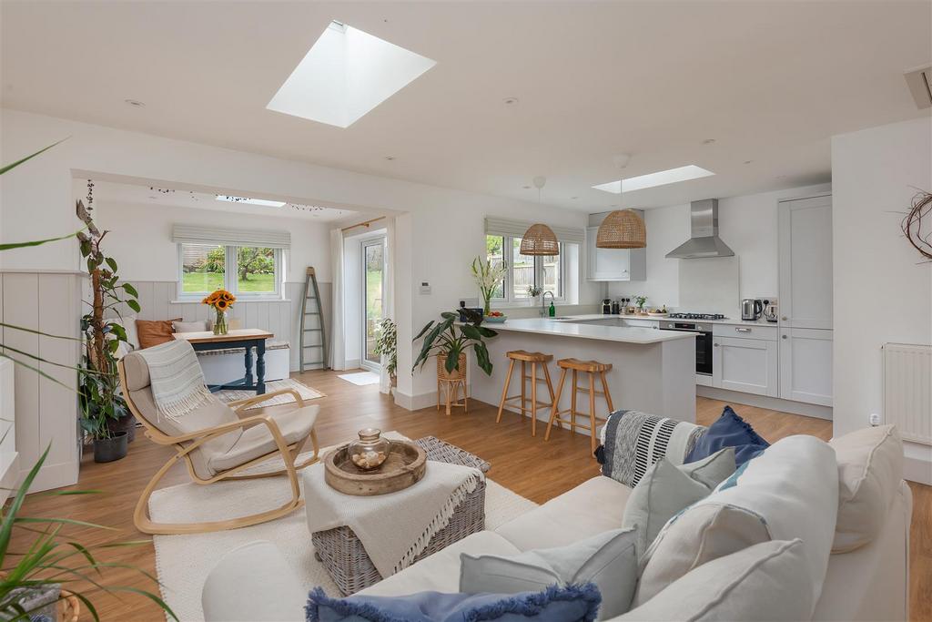 Shearwater Avenue, Whitstable 2 bed semidetached bungalow £450,000