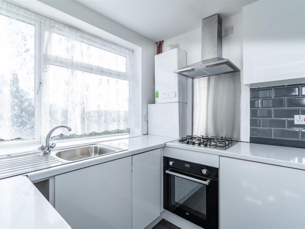Hatters Lane, High 3 bed semidetached house £1,800 pcm (£415 pw)
