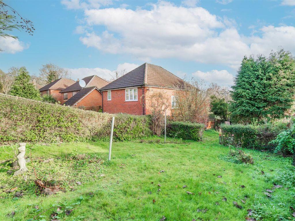 Hatters Lane, High 3 bed semidetached house £1,800 pcm (£415 pw)