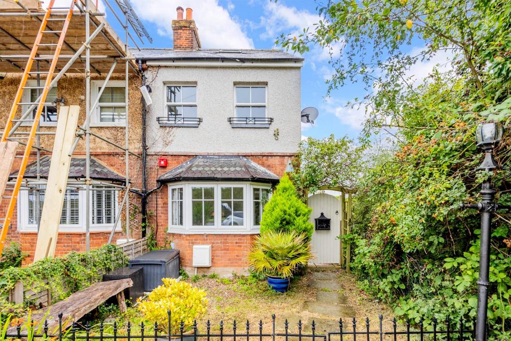 Leatherhead Road, Chessington 2 bed semidetached house for sale £425,000