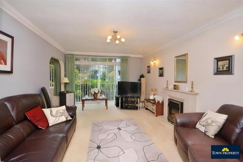 3 bedroom flat for sale, Trinity Trees, Eastbourne