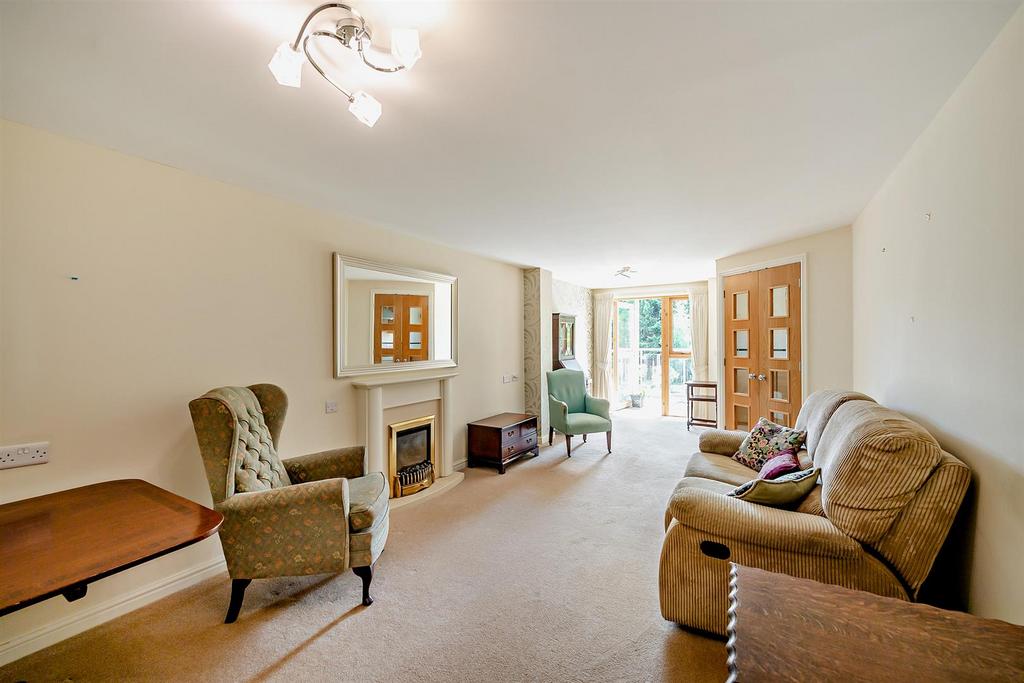 Sitting/Dining Room: