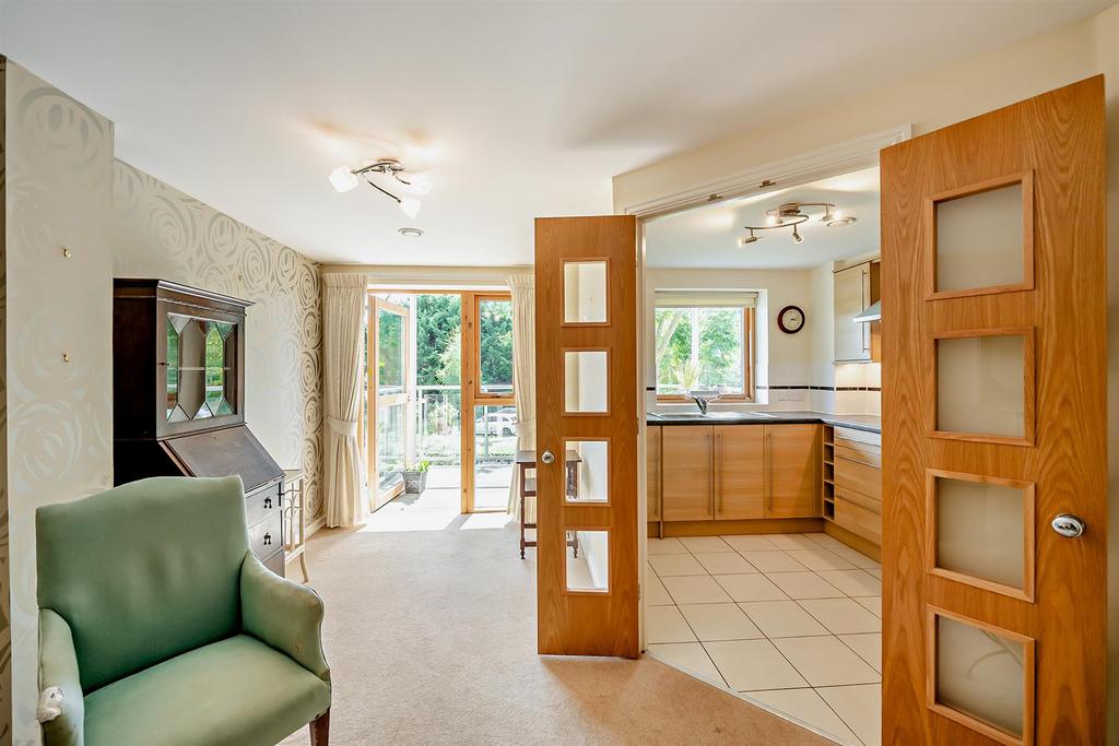 Sitting/Dining Room: