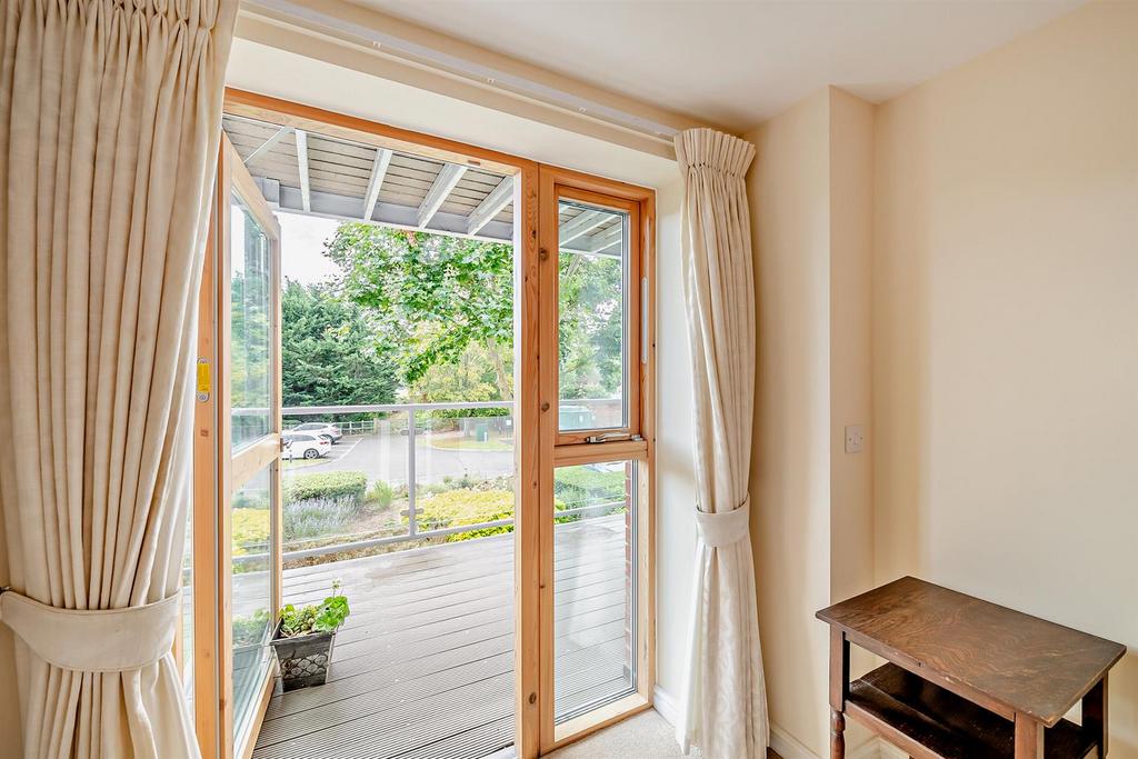 Sitting/Dining Room: