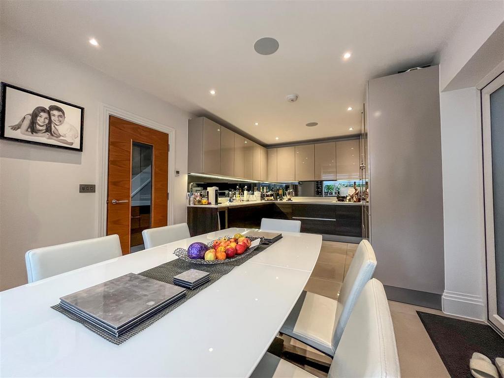 Kitchen 2.jpg