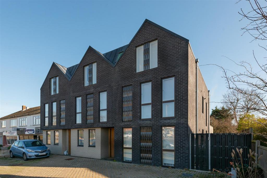 Old Bridge Road, Whitstable 2 bed apartment £1,200 pcm (£277 pw)