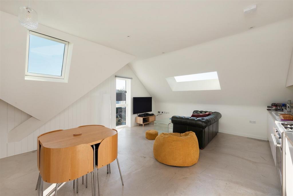 Old Bridge Road, Whitstable 2 bed apartment £1,200 pcm (£277 pw)