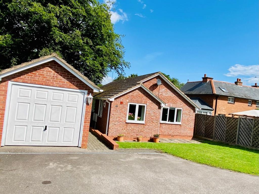 Tithe Barn Close, Hampton Magna, Warwick 2 bed detached bungalow for