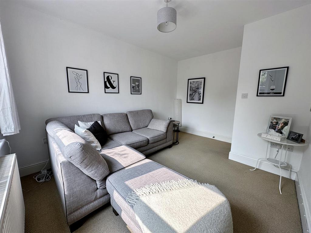 Mill Hill Road, Cowes 2 bed semidetached house for sale £250,000