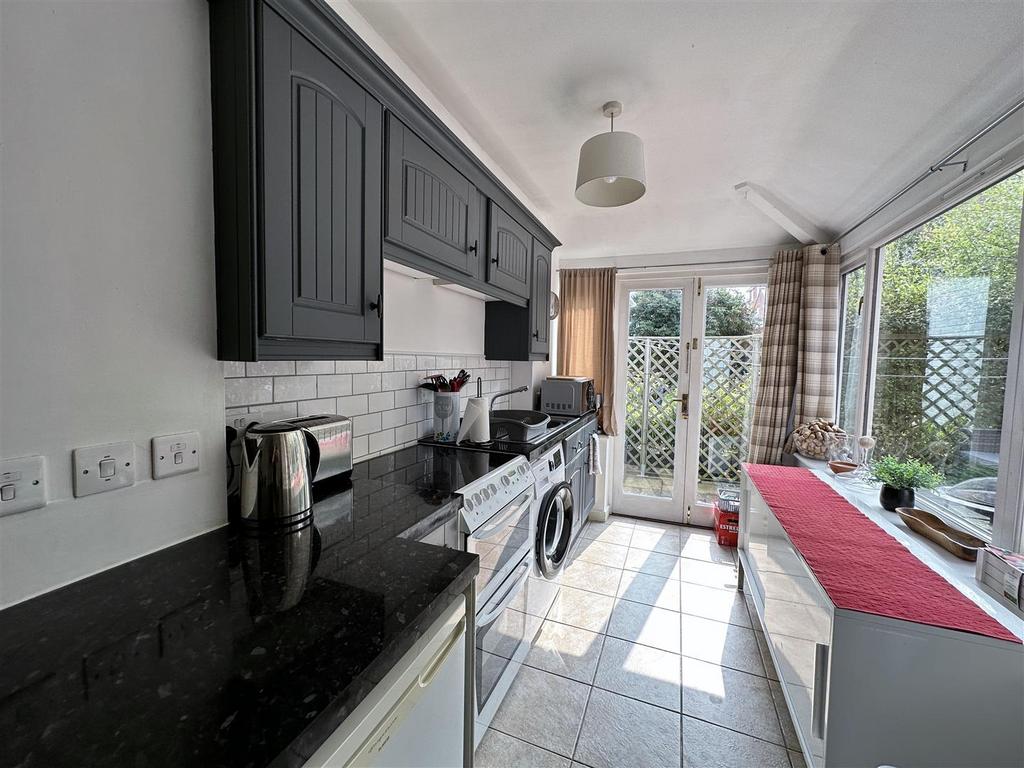 Mill Hill Road, Cowes 2 bed semidetached house for sale £250,000