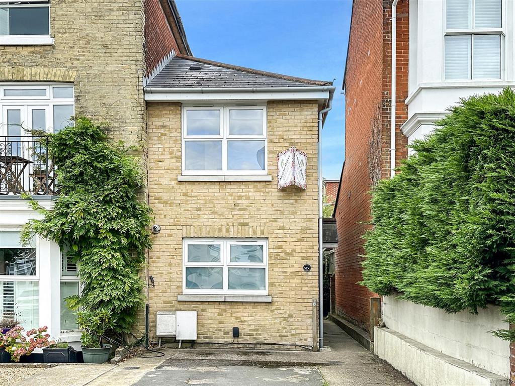 Mill Hill Road, Cowes 2 bed semidetached house for sale £250,000