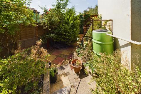 16 Oakley Close, London, E4 6XW
