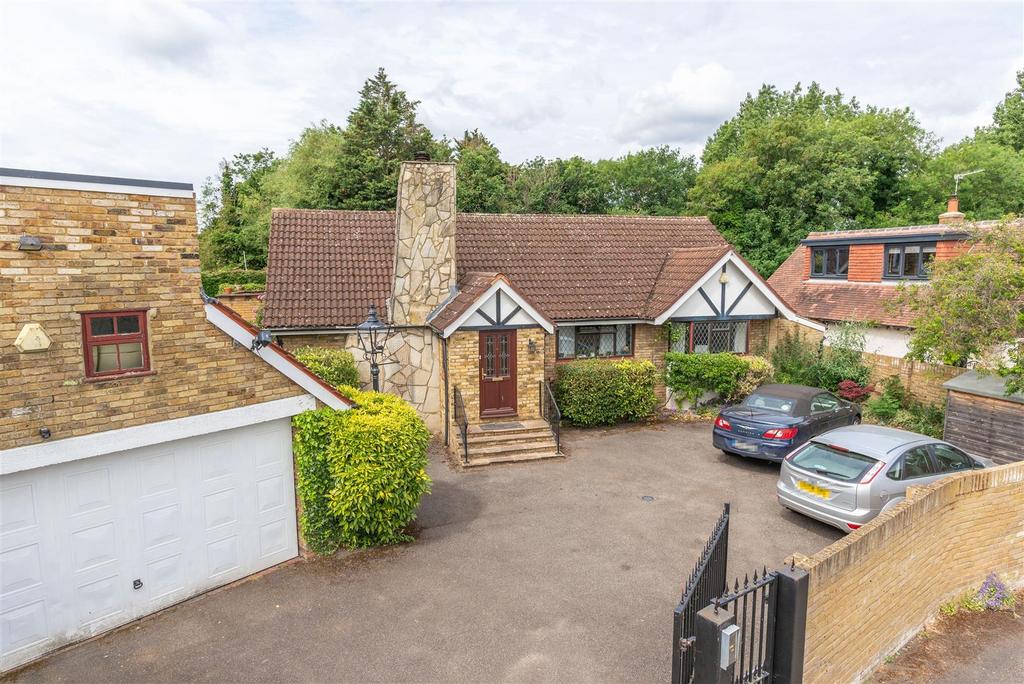 The Crescent, Shepperton 5 bed detached house £4,000 pcm (£923 pw)