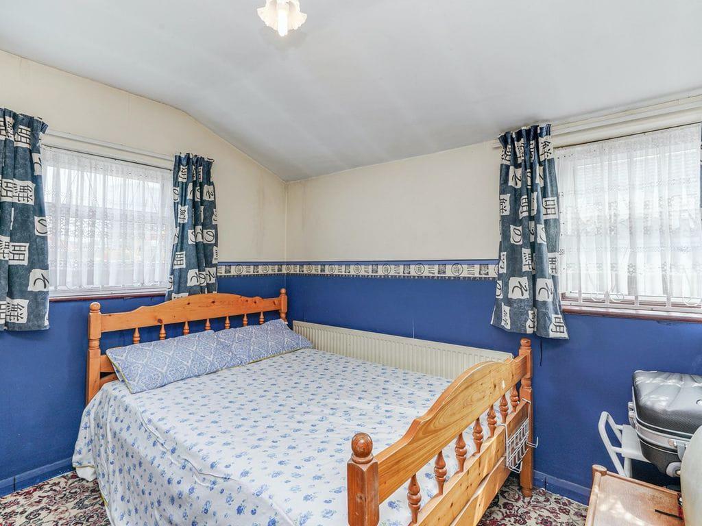 Bedroom 2.JPG