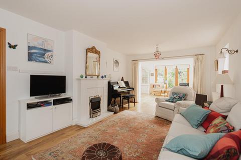1 Richmond Close, Epsom, KT18 5EY