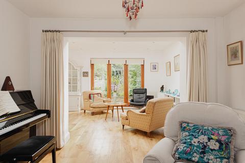 1 Richmond Close, Epsom, KT18 5EY