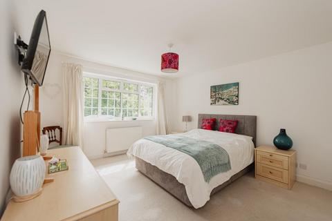 1 Richmond Close, Epsom, KT18 5EY