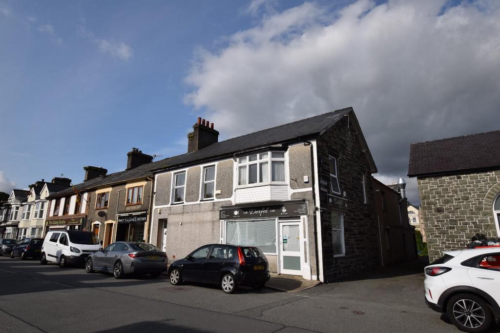 High Street, Penrhyndeudraeth 2 bed property for sale £190,000