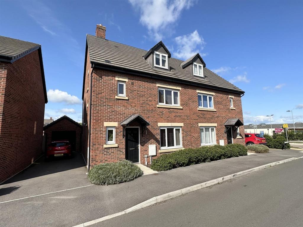 Sowthistle Drive, Hardwicke, Gloucester 4 bed semidetached house for