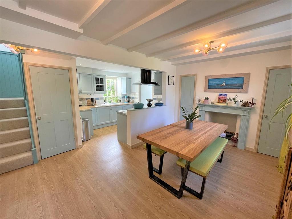 Kitchen diner.JPG