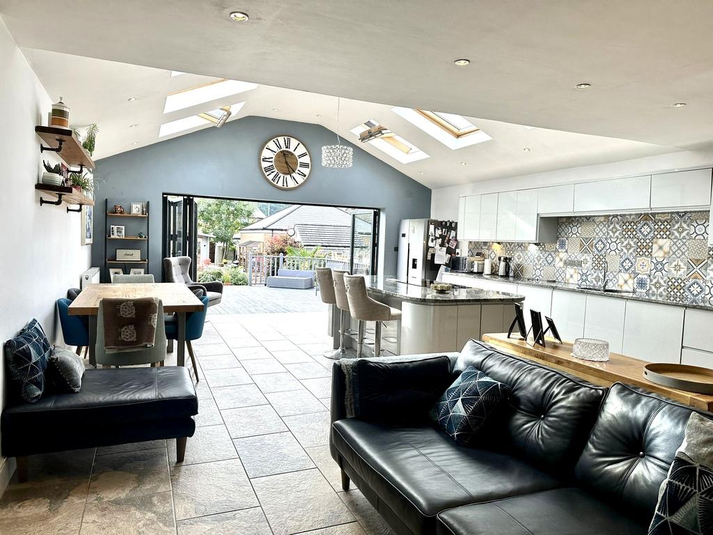 Hawthorn, Pontypridd CF37 3 bed semidetached house for sale £340,000