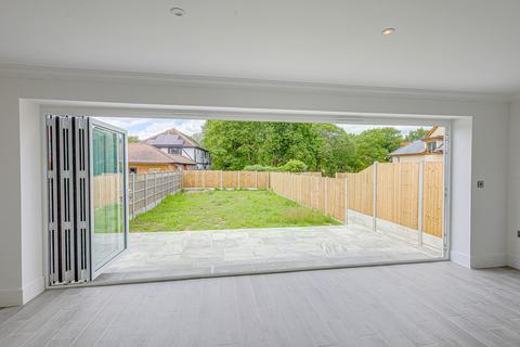 3 bedroom detached bungalow for sale, Rayleigh Avenue, Leigh-on-sea, SS9