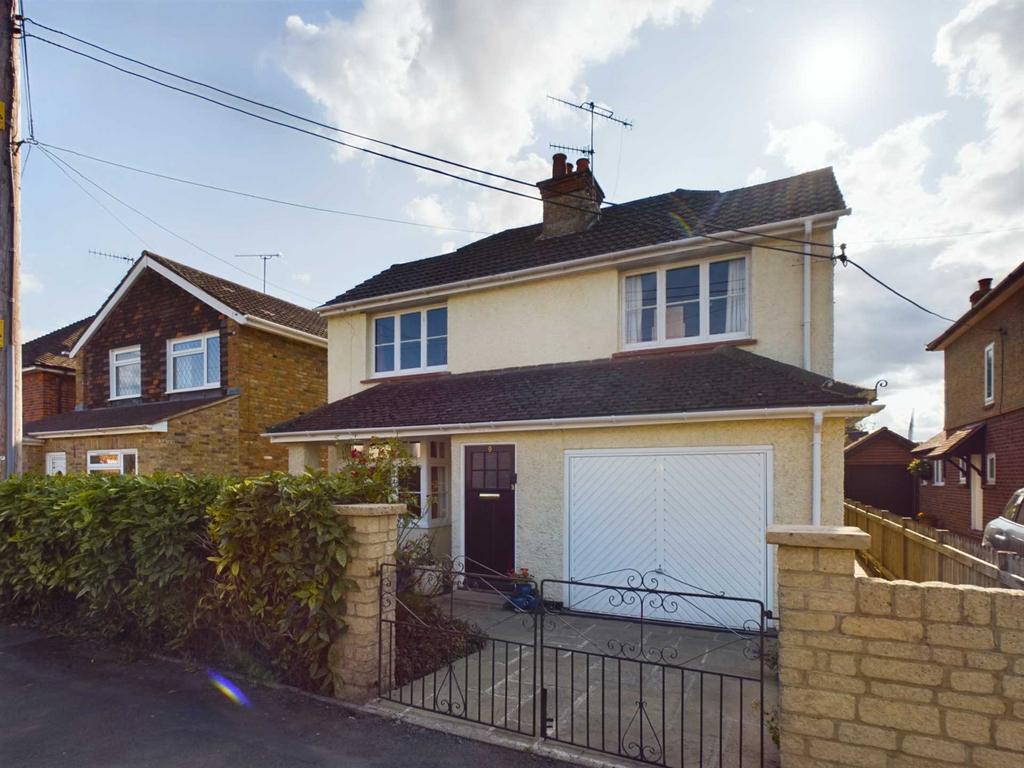 Dedmere Rise, Marlow SL7 5 bed detached house for sale £1,000,000