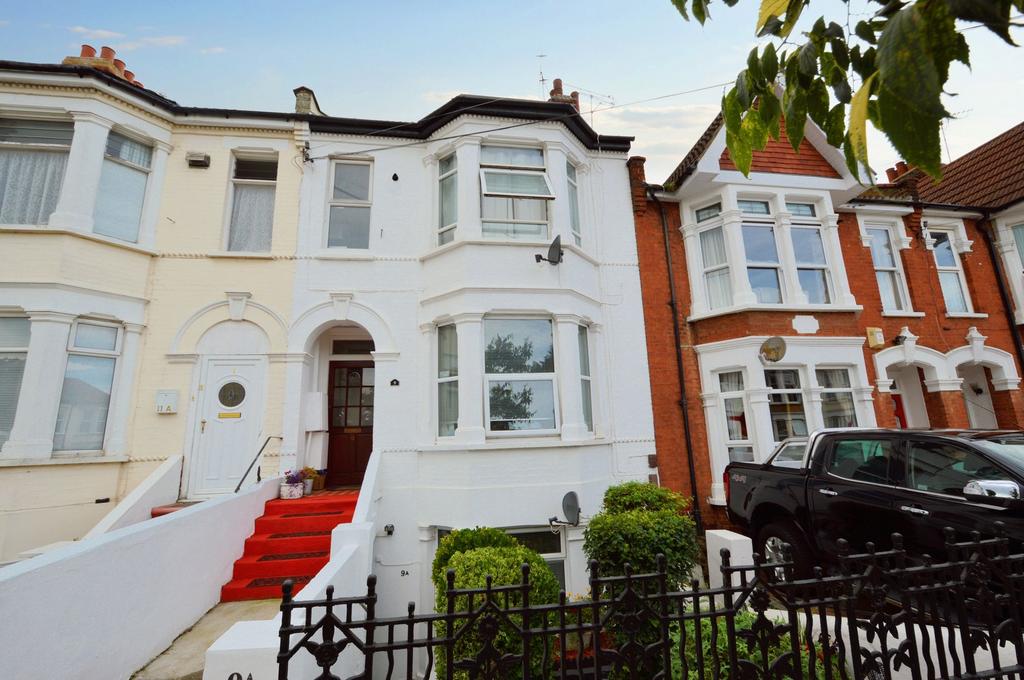 Lancaster Gardens, SouthendOnSea, SS1 2 bed apartment for sale £210,000