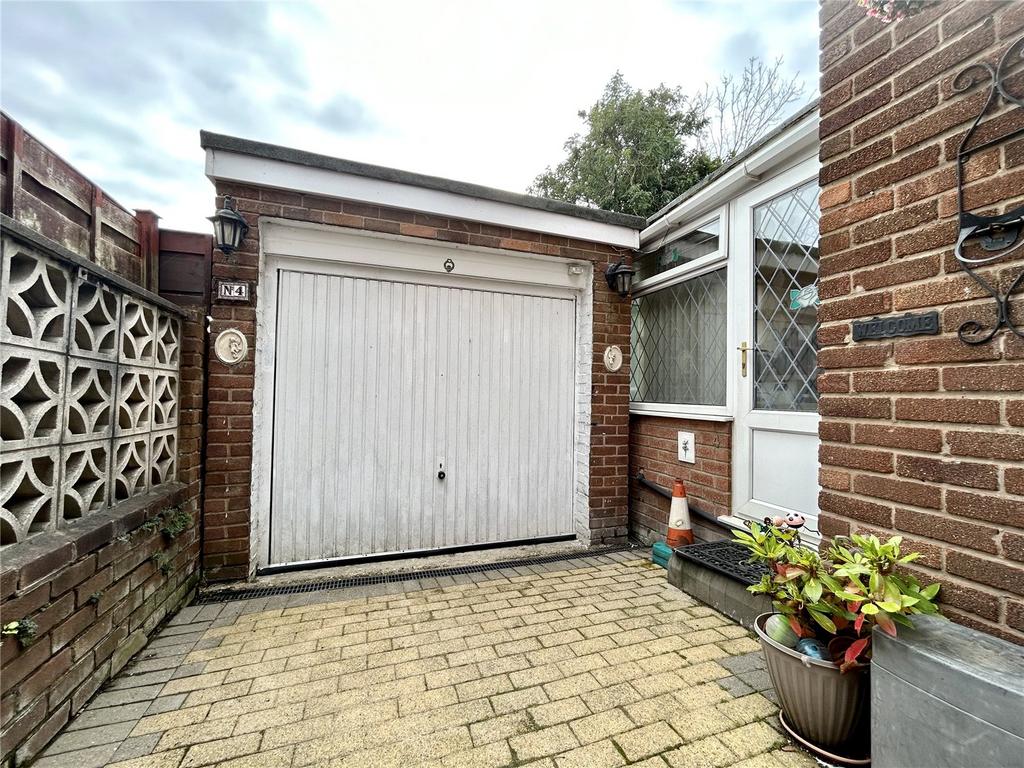 Brushes Road, Stalybridge, Greater Manchester, SK15 3 bed semidetached