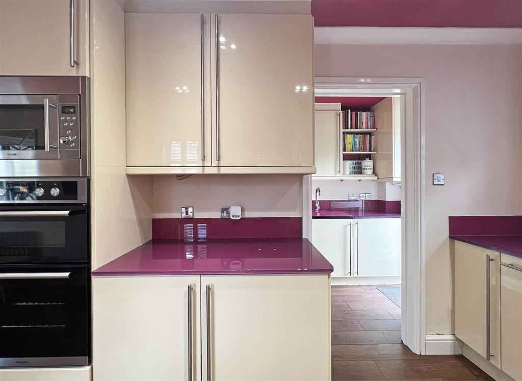 Kitchen f.jpg