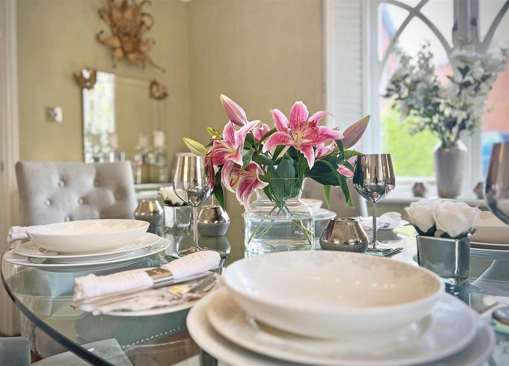 Dining Set.jpg