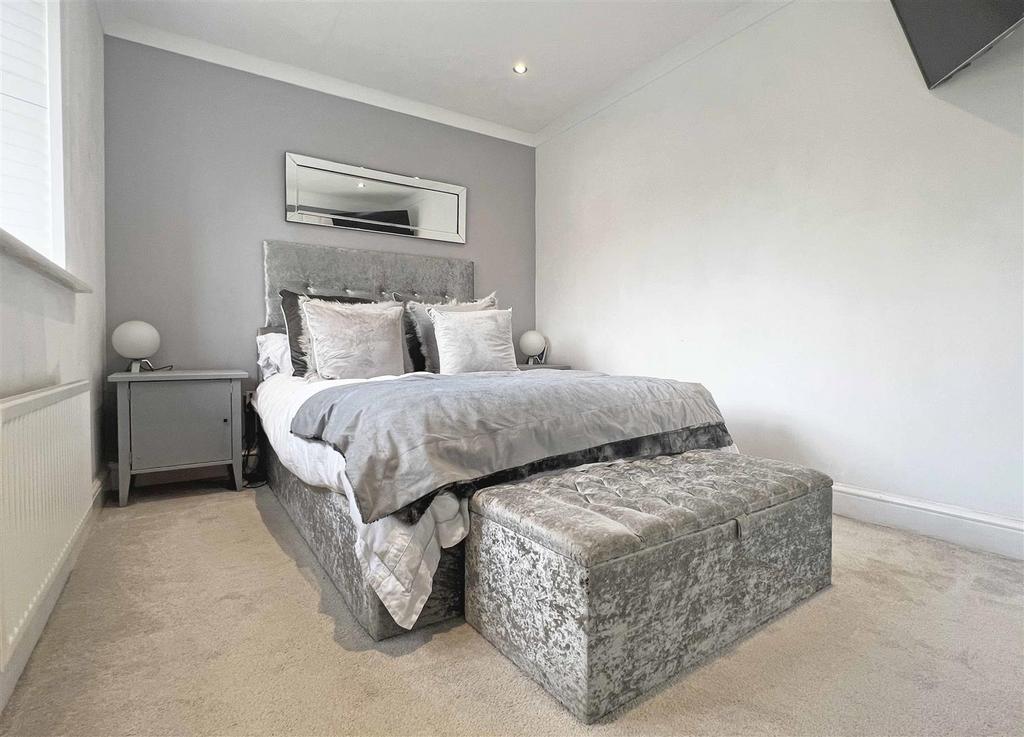 Bed 2.jpg