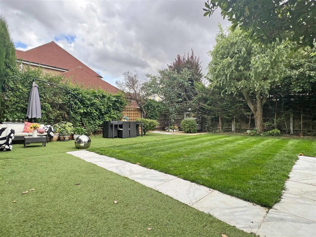 Rear Garden b.jpg