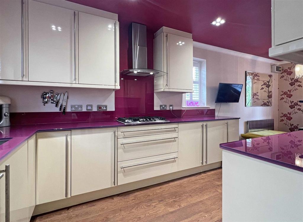 Kitchen b.jpg