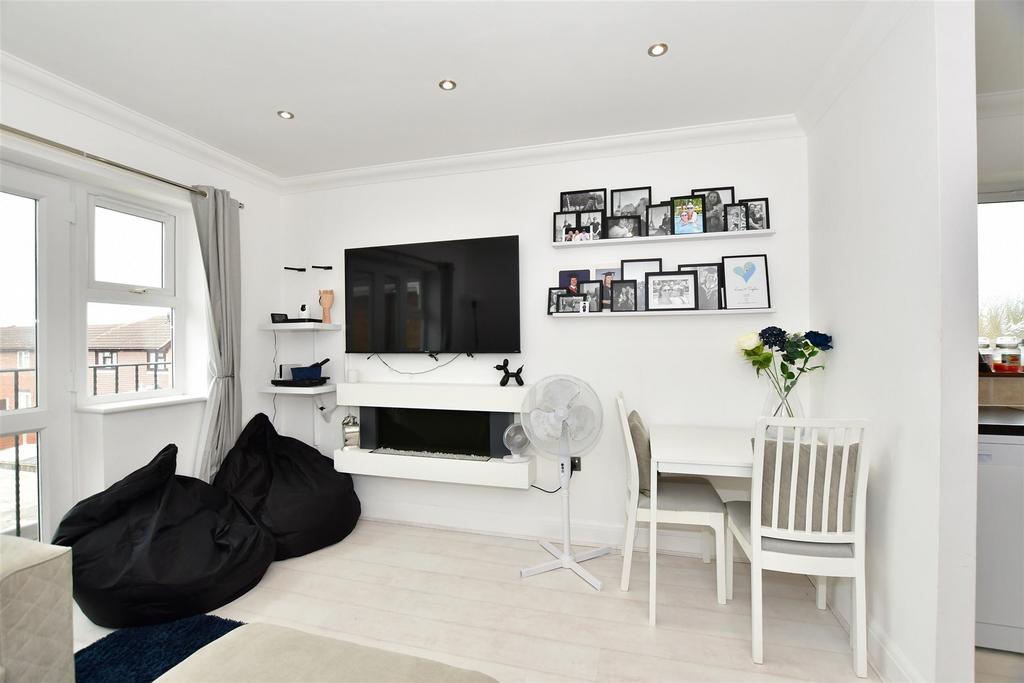 Hodgson Way, Wickford, Essex 2 bed apartment for sale £225,000