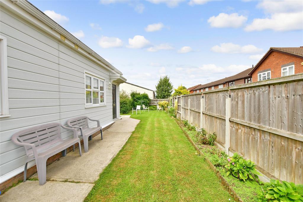 Hodgson Way, Wickford, Essex 2 bed apartment for sale £225,000