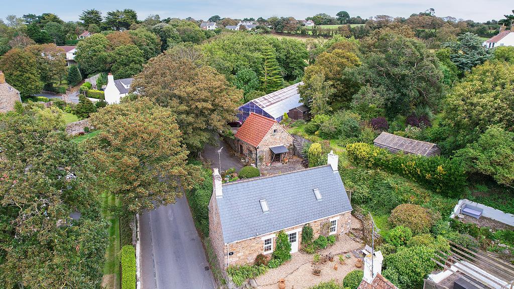 Rue de la Porte, Kings Mills, Castel, Guernsey, GY5 2 bed property for